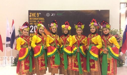 Mahasiswa FKM UI Tampilkan Budaya Indonesia Pada The 9th International Festival of Art and Culture di Thailand