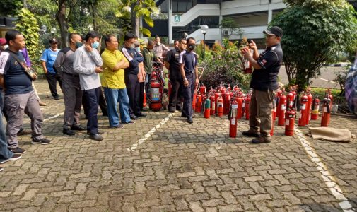 FPH UI Trains Educational Staffs Using Light Fire Extinguishers